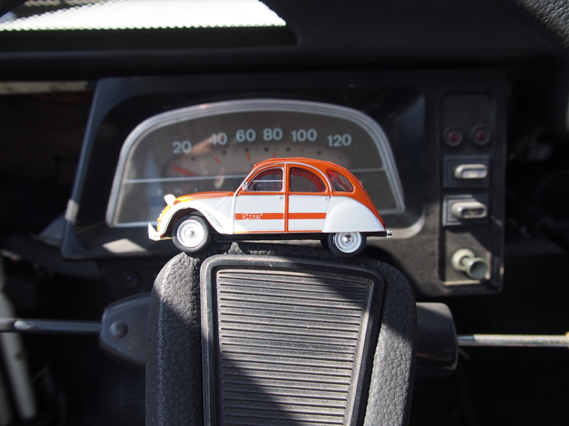 Illustration for article titled 2 Horses 70 Years: Citroƫn 2CV Spot